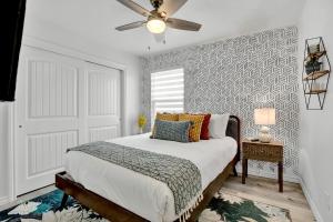 Легло или легла в стая в Luxury Modern Home with Hot tub Deck & Firepit!