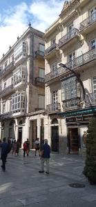 un grupo de personas de pie en frente de un edificio en Príncipe Boutique apartments, en Vigo