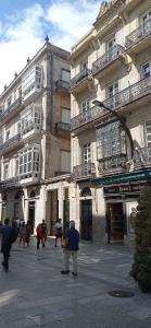 eine Gruppe von Menschen steht vor einem Gebäude in der Unterkunft Príncipe Boutique apartments in Vigo