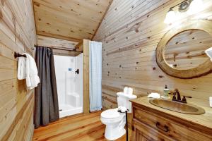 Ванная комната в Rocky Ridge Cedar Cabin with Hot Tub & Amazing Views