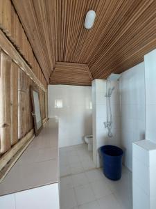 ein Bad mit einem WC und einer Holzdecke in der Unterkunft Bel Ami in Ouidah