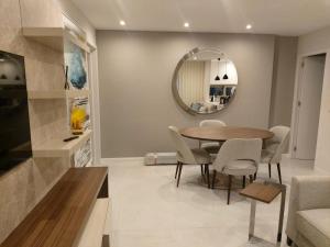 jadalnia ze stołem, krzesłami i lustrem w obiekcie Stunning 2 Bedroom garage & balcony w Lizbonie