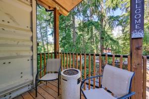 A balcony or terrace at Unique Container Studio with Deck and Fire Pit!
