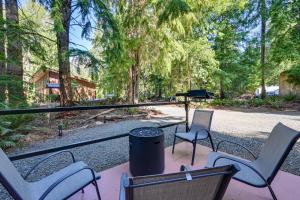 A garden outside Unique Container Studio with Deck and Fire Pit!