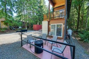 A balcony or terrace at Unique Container Studio with Deck and Fire Pit!