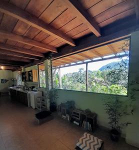salon z dużym oknem w domu w obiekcie The Temple II, Mindo w mieście Mindo