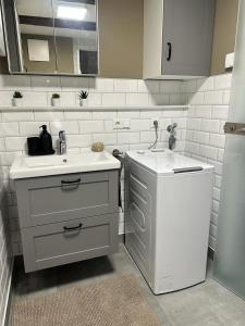 ein weißes Badezimmer mit einem Waschbecken und einer Theke in der Unterkunft Ochsen-Durlach in Karlsruhe