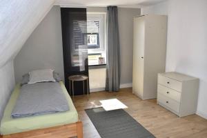 een kleine slaapkamer met een bed en een raam bij Haus Erna in Altmannsdorf