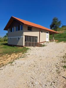 una casa en la cima de un camino de tierra en OAZA ZA DUŠU en Visoko