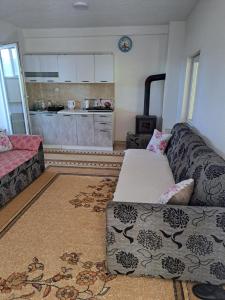 uma sala de estar com um sofá e uma cozinha em OAZA ZA DUŠU em Visoko