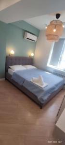 um quarto com uma cama azul num quarto em Two-bedroom apartment em Bishkek