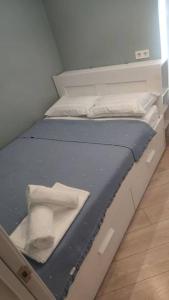 Un pat sau paturi într-o cameră la Two-bedroom apartment