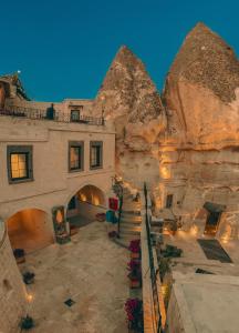 een uitzicht op een gebouw met trappen en rotsen bij Sora Cave Hotel in Goreme