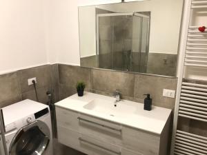 Un baño con lavabo y lavadora. en Casa Céline, en Mestre