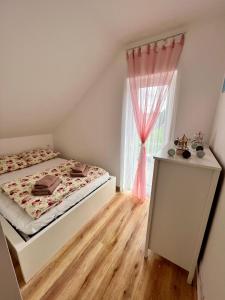 a bedroom with a bed and a window at Apartmán Roda2 Malé Lipno in Černá v Pošumaví