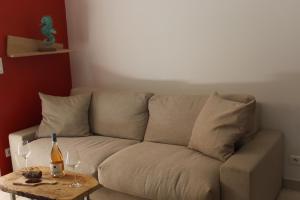 - un canapé avec deux verres de vin sur une table dans l'établissement CASA PALOMBAGGIA - Piscine Chauffée, à Porto-Vecchio
