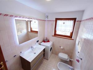 圣维托-迪卡多雷Casa Amabile的浴室里有洗手池、马桶和镜子。 更多9张照片