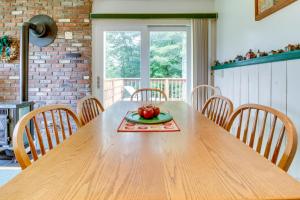 - une table en bois avec une assiette de fruits dans l'établissement Mountainside Resort G303, à Stowe