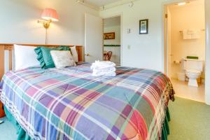 - une chambre avec un lit et une couverture colorée dans l'établissement Mountainside Resort G303, à Stowe 28 autres photos