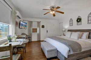um quarto com uma cama e uma ventoinha de tecto em Cozy Casita! In Texas Famous 290 Winery Corridor! em Stonewall