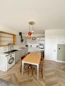 uma cozinha com uma mesa e cadeiras numa cozinha em Garden Apartment Winchester em Winchester