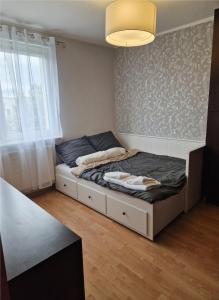 1 dormitorio pequeño con 1 cama en una habitación en Lato Nad Morzem II Gdańsk Brzeźno, en Gdansk