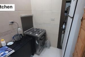Kuchyň nebo kuchyňský kout v ubytování Rooms, shared apartment with a separate private entrance in Nasr City,Cairo,Egypt near the new Malaysian students building, the Abana, Al-Fajr Institute for teaching languages 15 min from Cairo International Airport, 25 min downtown and 40 min to pyramids