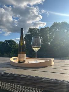 una bottiglia di vino e un bicchiere su un tavolo di Residenz an der Ostsee a Scharbeutz