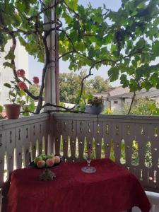 una mesa con un mantel rojo y algo de fruta en ella en MOEDANZE, en Telavi