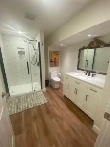 uma casa de banho com um chuveiro, um lavatório e um WC. em Centre Gate House Licence# 117-2023 em Niagara-on-the-Lake