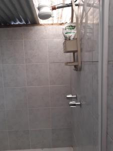 een badkamer met een douchecabine en een toilet bij Casa Gildita in Puyo