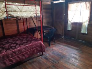 een slaapkamer met een stapelbed en een bureau bij Casa Gildita in Puyo
