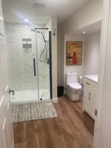 uma casa de banho com um chuveiro e um WC. em Centre Gate House Licence# 117-2023 em Niagara-on-the-Lake
