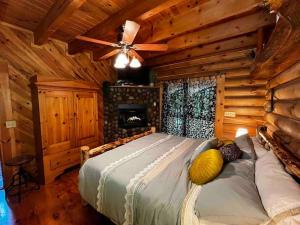 - une chambre avec un lit dans une cabane en rondins dans l'établissement Casa Bohemia *pool *fishing*mountain views!, à Ellijay