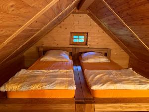 Postel nebo postele na pokoji v ubytování Hiška ob potočku