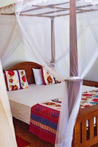 ein Schlafzimmer mit einem Himmelbett in der Unterkunft Hotel Sanasuma in Hambantota
