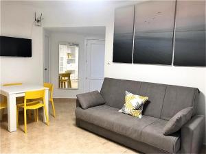 sala de estar con sofá y mesa en Estudio Urbanización Las Góndolas, en Almuñécar