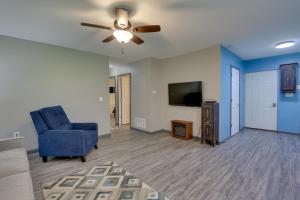 ein Wohnzimmer mit einem blauen Stuhl und einem Flachbild-TV in der Unterkunft Zanesville Vacation Rental 2 Mi to Downtown! in Zanesville