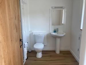 Photo de la galerie de l'établissement Pet Friendly 1Br Modernised Cottage with Fibre WiFi, à Bettyhill 15 autres photos