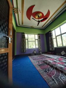 a room with a painting of an eye on the ceiling at POP HOME Rozia Homestay in Thanna Mandi