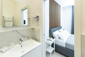 La salle de bains est pourvue d'un lavabo, d'un lit et d'un miroir. dans l'établissement Pane e Pomodoro, à Bari