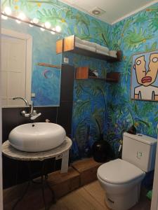 un baño con lavabo e inodoro en Casa Batalla, en Casar de Cáceres