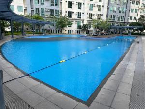 uma grande piscina azul em frente a um edifício em The Eden’s Place At San Lorenzo em Manila