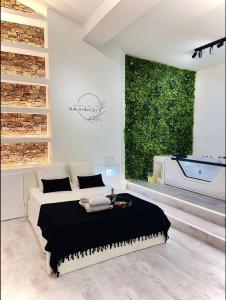 ein Schlafzimmer mit einem Bett und einem großen Fenster in der Unterkunft Suite in the City - Standing Hyper-centre JACUZZI CLIM WIFI in Montpellier