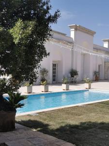una piscina di fronte a una casa di B&B Le Torri a Santeramo in Colle