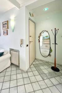 een slaapkamer met een bed en een ronde spiegel bij Lulù Holiday House in Vietri