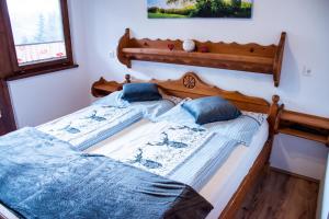 two beds in a bedroom with blue and white sheets at Haus Alexander in Fresach