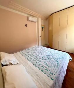 een slaapkamer met een groot bed in een kamer bij Lulù Holiday House in Vietri