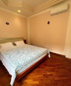 1 dormitorio con 1 cama en una habitación en Lulù Holiday House, en Vietri