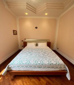 een slaapkamer met een groot bed in een kamer bij Lulù Holiday House in Vietri +10 foto's